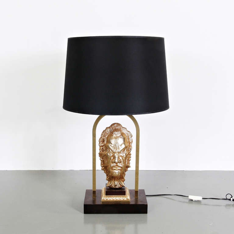 French Messing Table Lamp in the style of Maison Jansen, manufactured in France circa 1970.
Messing sculptural motif and fabric shade.