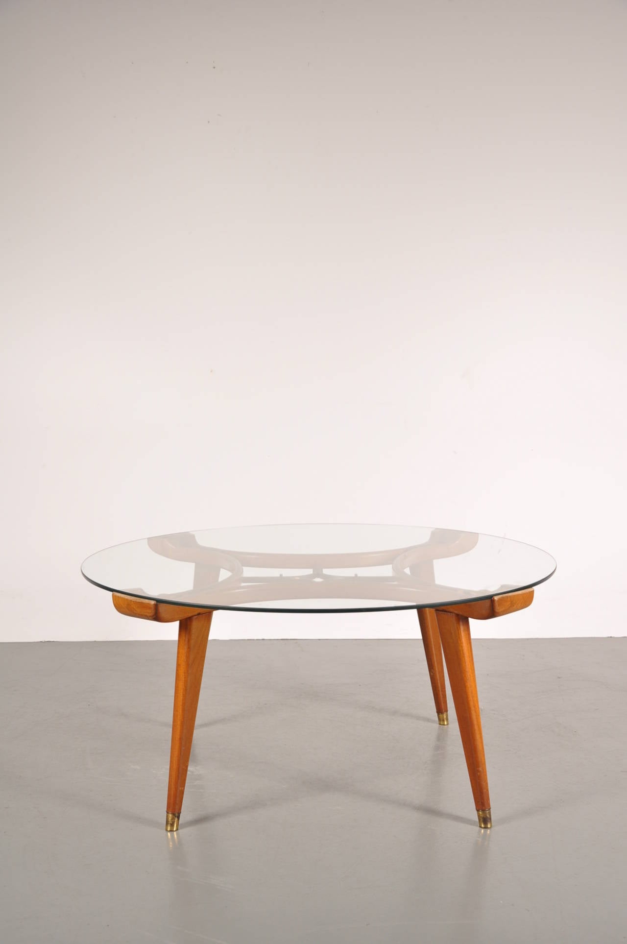 Unique round coffee table manufactured Fristho, Netherlands, circa 1955.

The coffee table has a glass top and a high quality wooden base with beautiful brass details. The design resembles Gio Ponti tables manufactured in that period.

In good