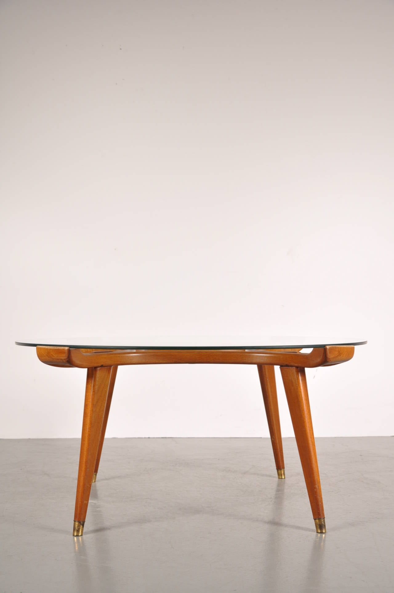 Ein fantastischer runder Couchtisch, entworfen von William Watting und hergestellt von Fristho in den Niederlanden um 1950.

Hergestellt aus hochwertigem Walnussholz mit Messingdetails und einer schönen Oberfläche mit geschwungenen Formen. Die
