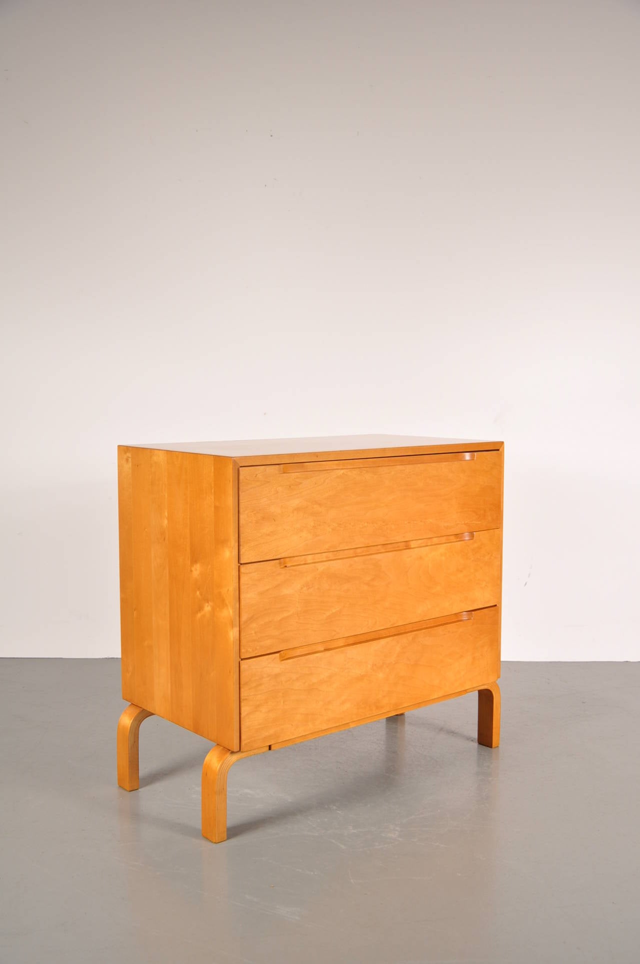 Unique drawer cabinet designed by Alvar Aalto for Artek Finland, manufactured around 1950.

The cabinet has been professional restored and is in excellent condition. It is made of high quality birch on plywood legs.

In excellent condition with