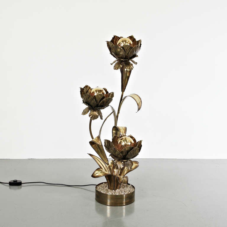 Sculptural floor lamp designed by Roel D'Haese, manufactured in Belgium, circa 1960.

This very decorative lamp is made of high quality brass in the shape of beautiful flowers, making this lamp a true art piece! When lit, it creates an amazing