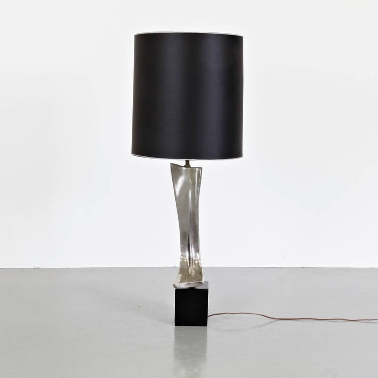 Table lamp manufactured by Laurel Lighting (United States) circa 1960.
Nickel structure, painted metal base and linon sade.

In good original condition, with minor wear consistent with age and use, preserving a beautiful patina.