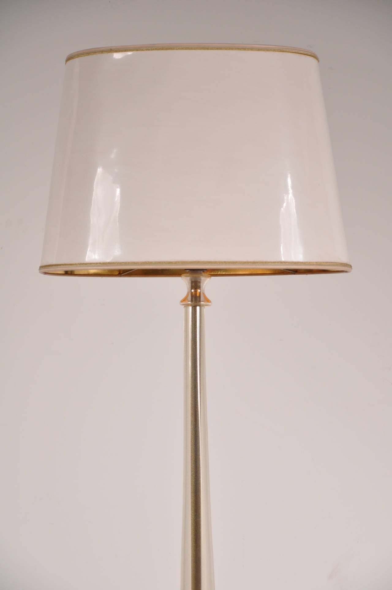 Stunning Murano glass floor lamp in the manner of Barovier e Toso, manufactured in Italy around 1940.

It has a uniquely constructed brass base covered in Murano glass, giving this lamp it's elegant appearance. It has a lacquered hood with gold