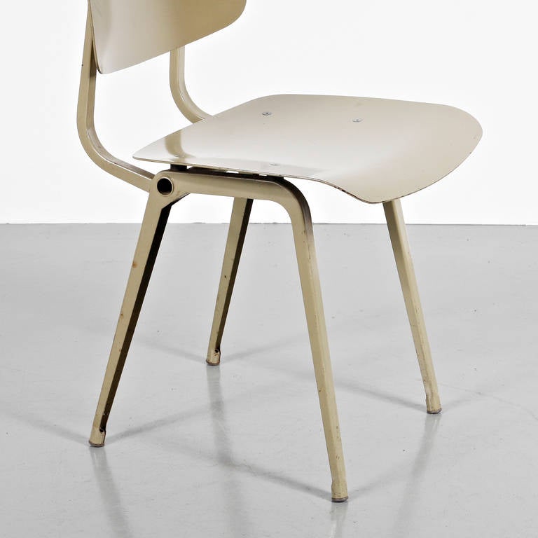 Chair, model Revolt, designed by Friso Kramer in 1953.
Manufactured by Ahrend de Cirkel (Netherlands) in 1953.
Profiled sheet lacquered metal, Ciranol laminate seat and back.

Rare first edition all in one same color.
In good original