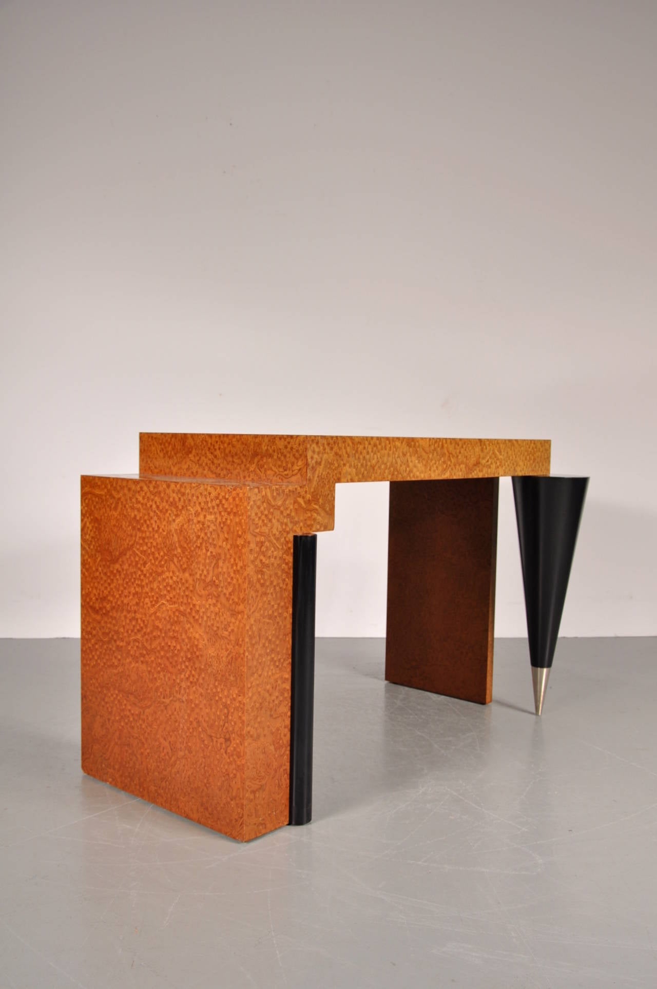 Beautiful Memphis style desk or console table, manufactured in Italy, circa 1980.

The table is made of the highest quality laminated wood. Together with the unique shapes of the legs and the base, this table has a true Memphis feel to it. All
