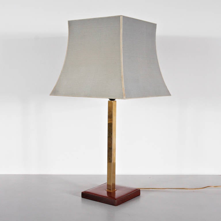 Table lamp designed by Delvaux.
Manufactured in Belgium around 1960.
Leather base, chromed structure and fabric shade.

In good original condition, with minor wear consistent with age and use, preserving a beautiful patina.