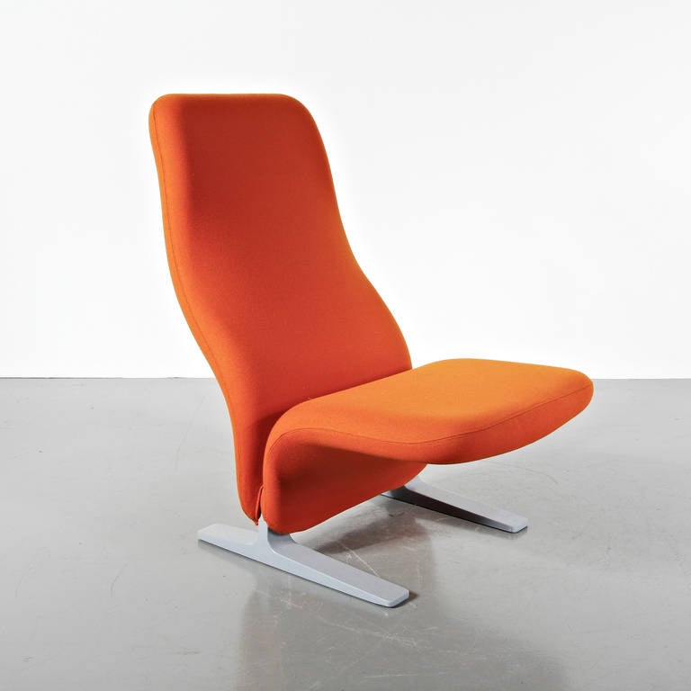 Lounge Chair model Concorde designed by Pierre Paulin around 1960.
Manufactured by Artifort (France / Netherlands) around 1960.
Original upholstery.

In good original condition, with minor wear consistent with age and use, preserving a beautiful