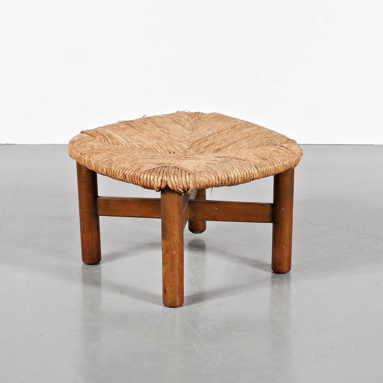 Wicker stool designed by Wim Boon, circa 1950.
Manufactured in Netherlands.
Walnut wooden legs, rattan seat.

In good original condition, preserving a beautiful patina.