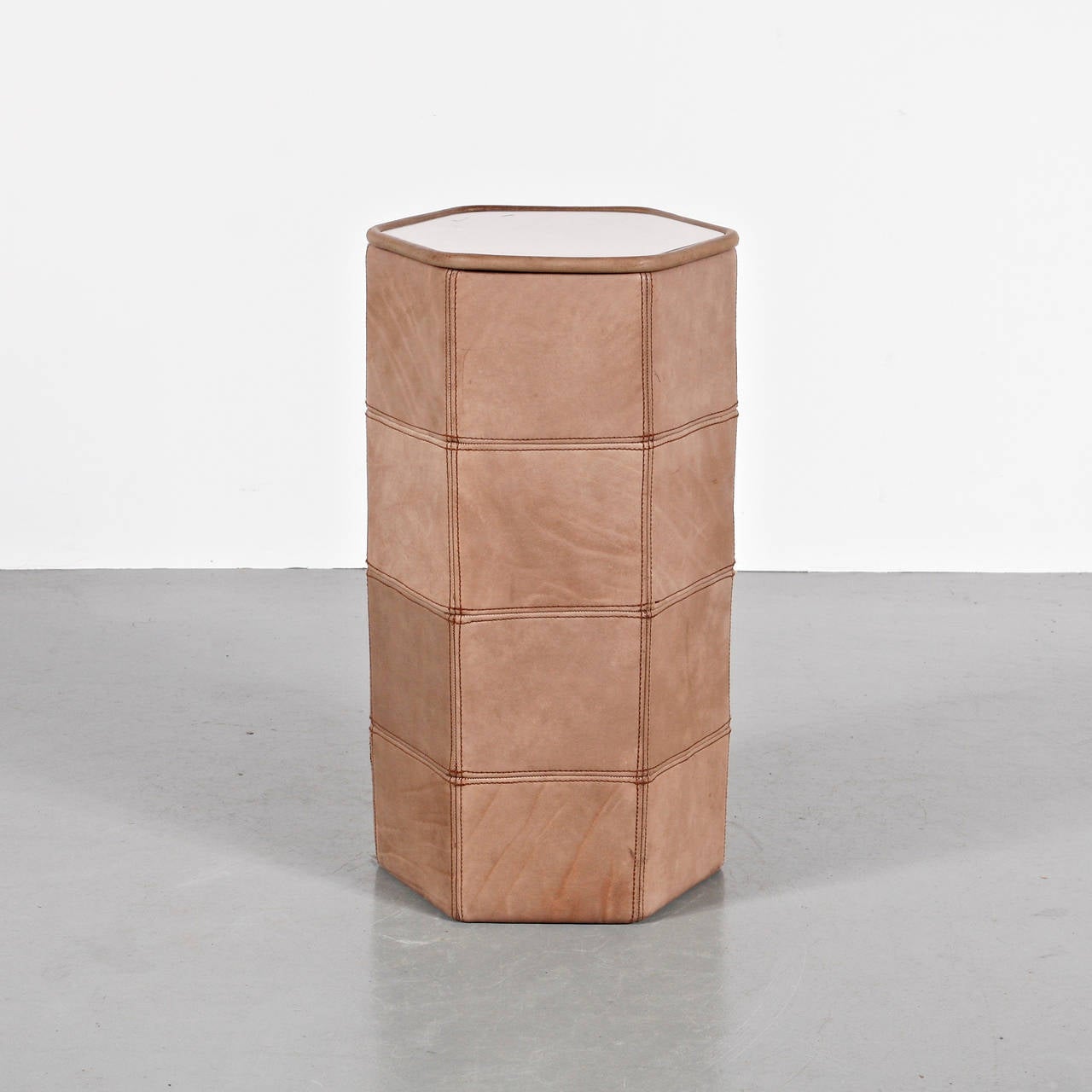 Plant stand designed by De Sede, circa 1970.
Manufactured in Switzerland. 
Leather and mirror.

In good original condition, with minor wear consistent with age and use, preserving a beautiful patina.