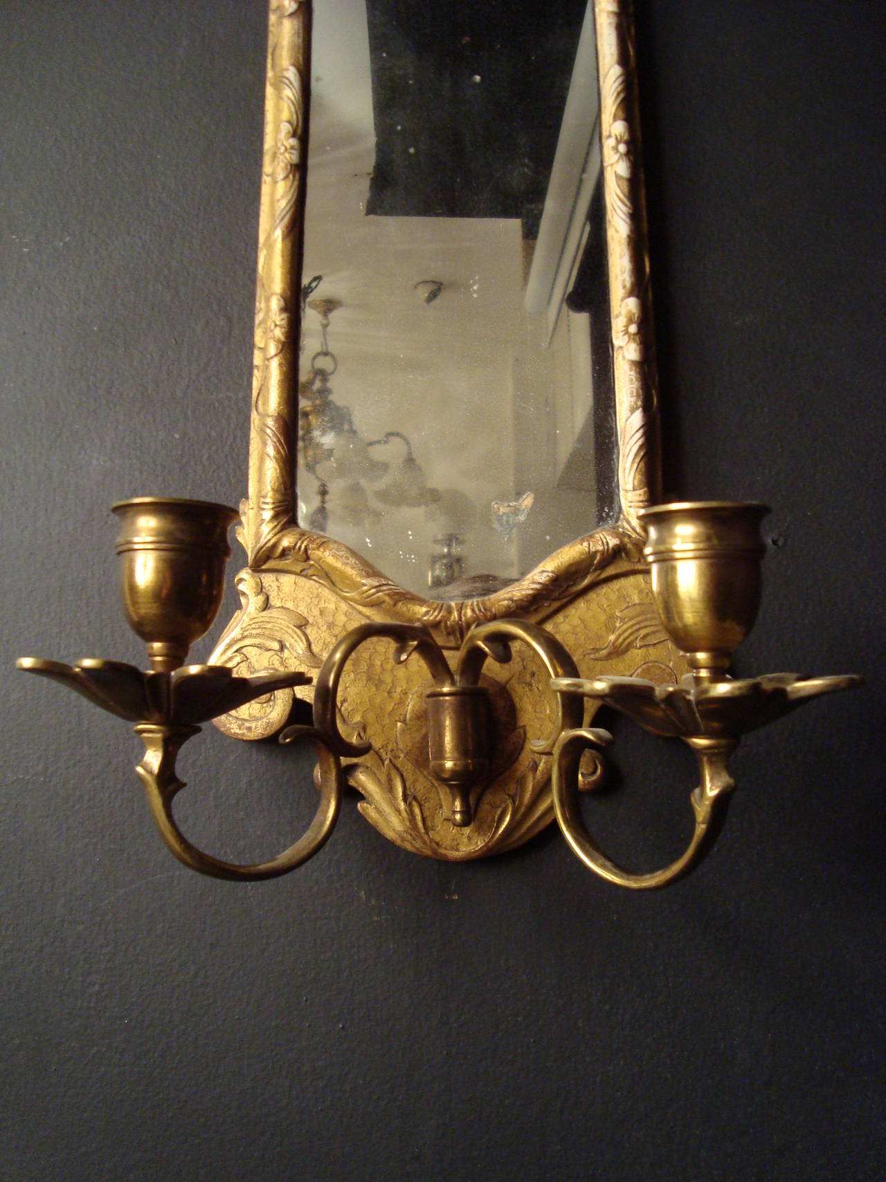 Pair of Carved Gilt Wood Queen Anne Style Wall Lights In Good Condition In London, GB