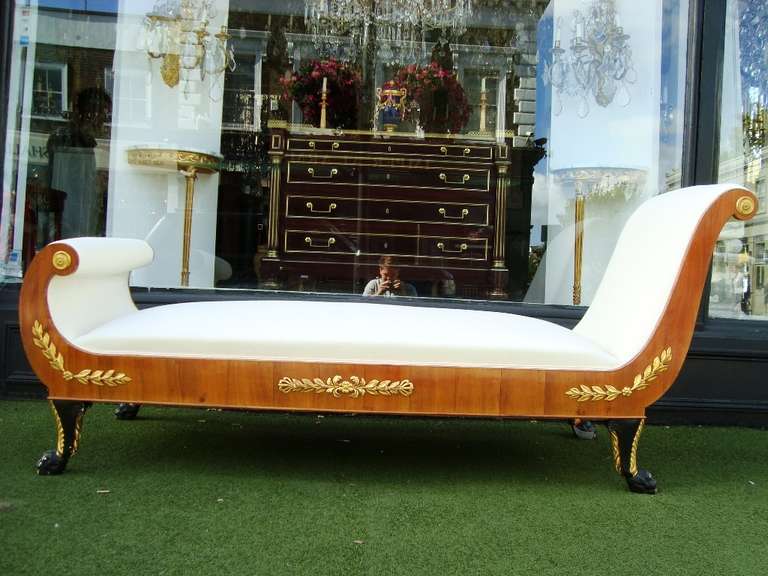 A walnut veneered and carved gilt wood Empire daybed / chaise longue, Italian, from Lucca, Circa 1820 to 1830

Width: 210cm, height: 91cm, depth: 71cm