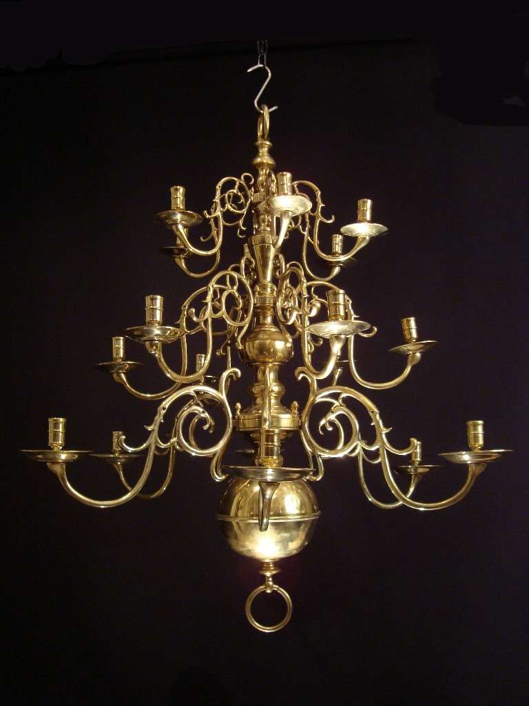 A large three tiered brass Dutch chandelier In Good Condition In London, GB