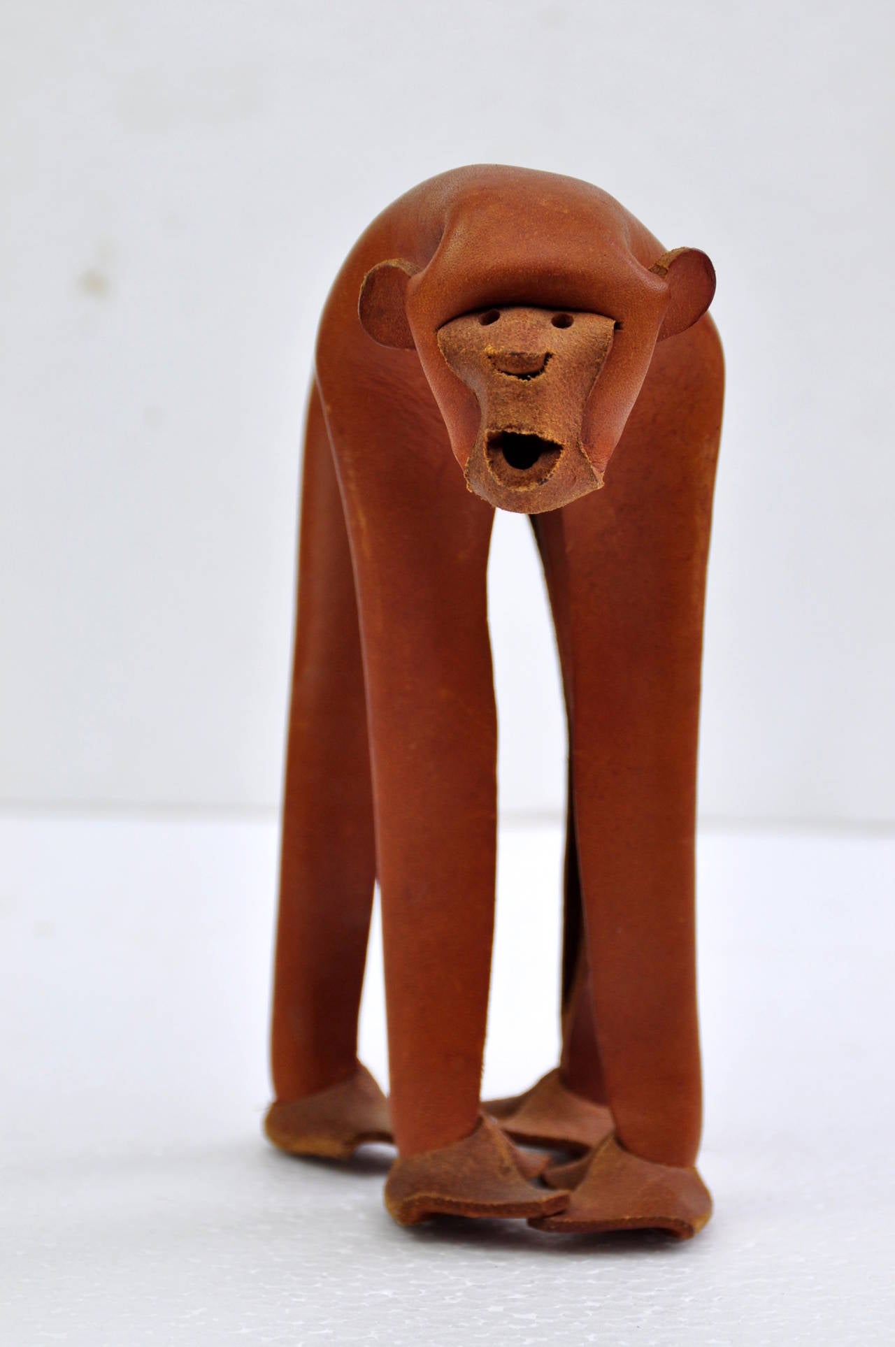 Fanciful crimped and rivet ape from Deru leather animal collection.
Measurements below does not include tail of ape.