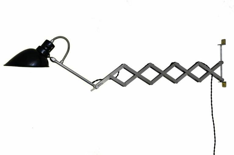 A fantastic and rare accordion wall lamp by Alfred Muller. The accordion system, swivel and arm pivot allows for a wide range of positioning and lighting possibilities. The lamp ranges from 32 to 122 cm maximum projection. Alfred Muller was the