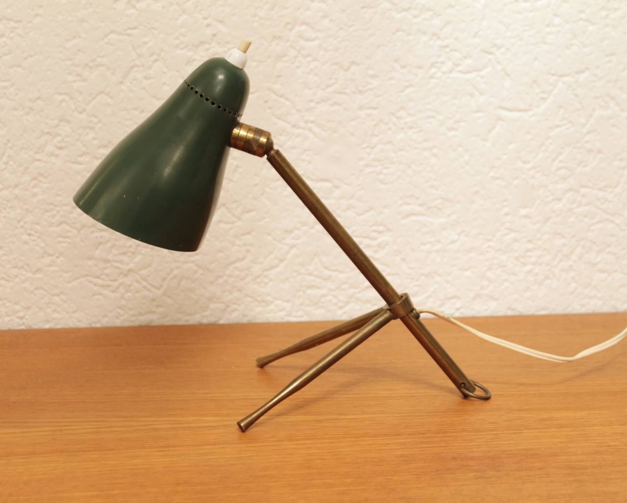 1950's tripod cocotte table lamp by Giuseppe Ostuni
Brass and forrest green metal shade
Can be used as a wall lamp
Can be reclined by sliding the 2 front legs