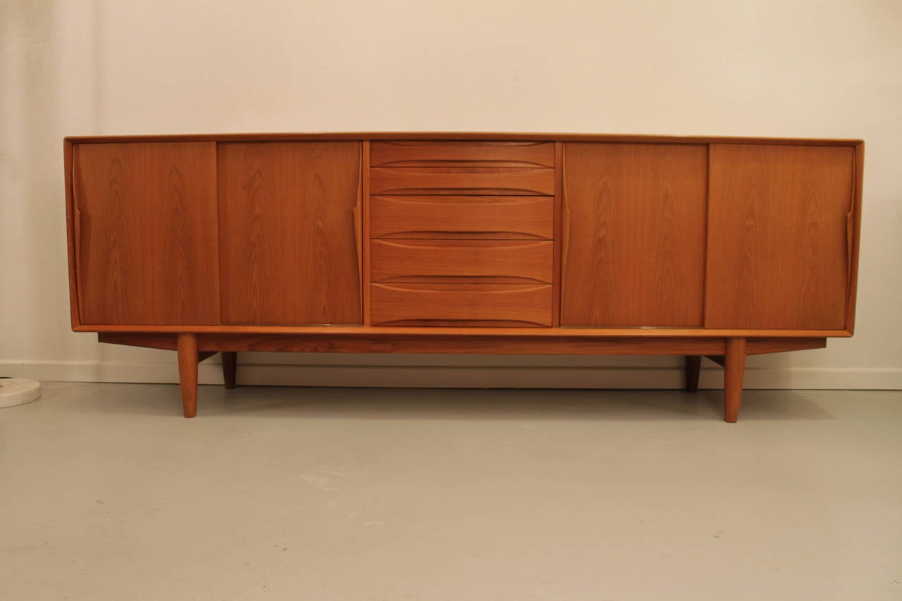 Arne Vodder teak sideboard.
perfect condition.
Five drawers, four sliding doors.