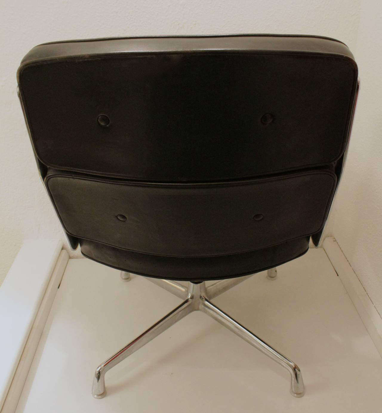 Eames Black Leather Lobby Chair by Vitra and Miller In Excellent Condition In Geneva, CH