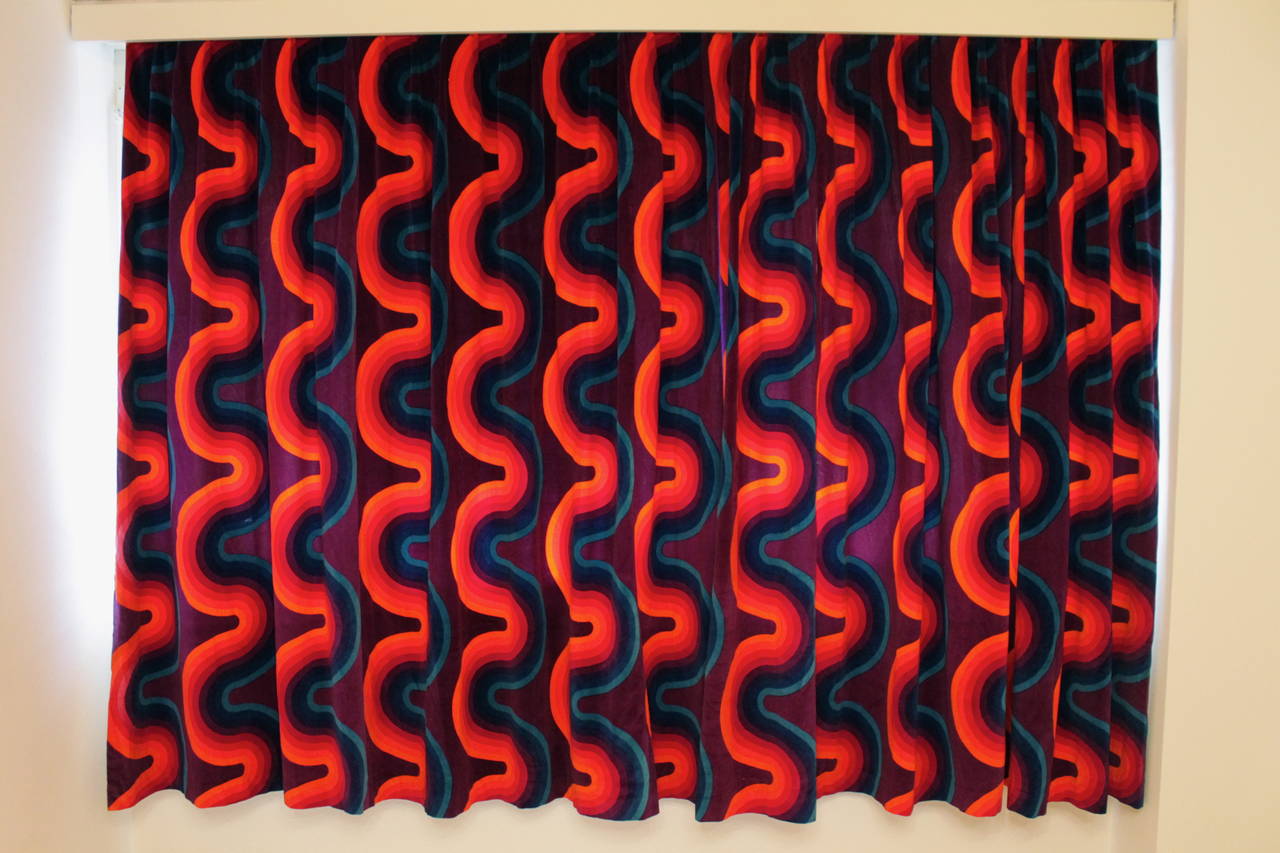 Rare paire of middle curve Mira X velvet curtains by Verner Panton
Doubled with white cotton 
Very nice vintage condition, bright colors
No fading except one little discoloration ( picture 6 )
2 pieces of 175 cm wide and 215 cm high
Ready to