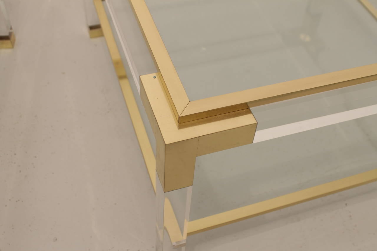 Mid-Century moderno 1970 Mid Century Lucite Brass Glass Top Coffee Cocktail Table con ripiano inferiore in vendita