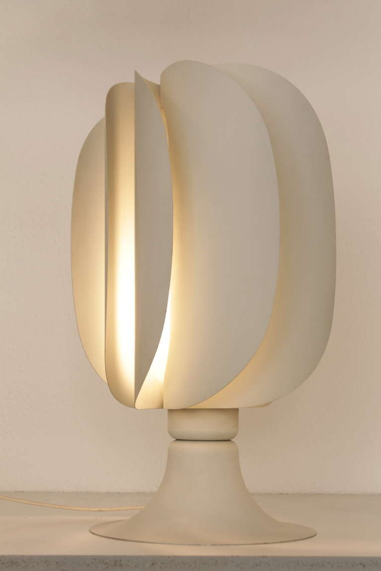 Decorative light grey metal helicoidal table lamp.
Interesting lighting effect.