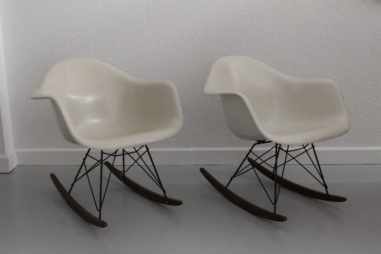 pair of Eames RAR cream white fiberglass rocking chair 
Vitra / Miller edition
Recent walnut base