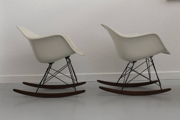Eames Rocking Chairs in Cream White Fiberglass 2