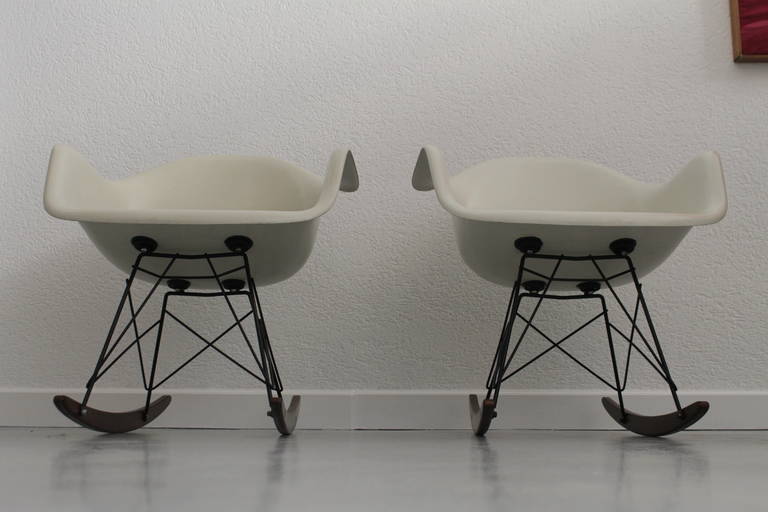 Eames Rocking Chairs in Cream White Fiberglass In Excellent Condition In Geneva, CH