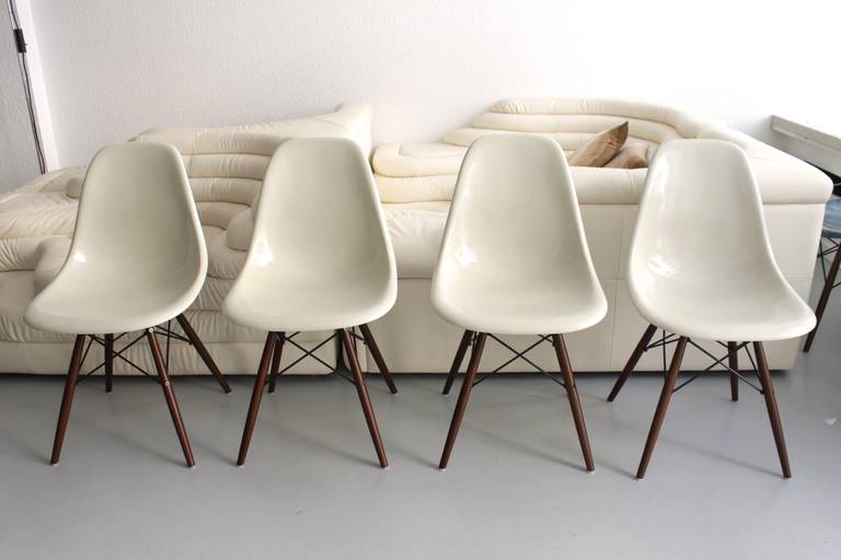 Set of 4 Eames dowel off white fiberglass side chairs
Recent walnut base
Perfect vintage condition, refurbished 
25 chairs available