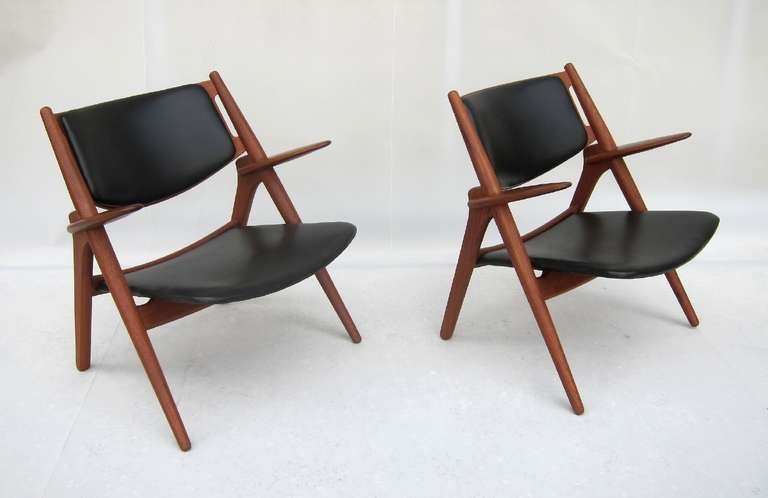 Perfect armchairs in teak and original black leather, produced by Carl Hansen & Son in the 1950'ss.