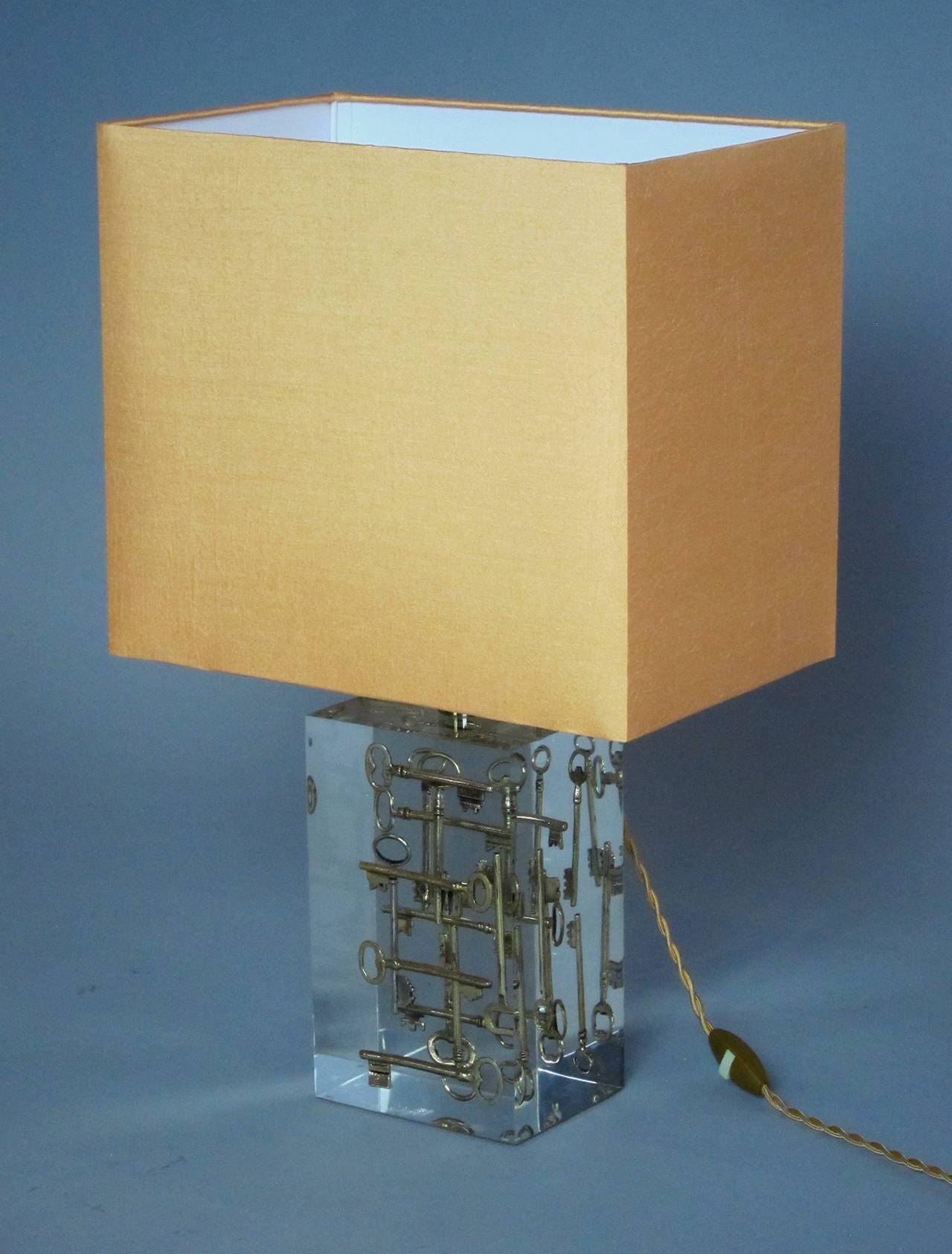 Eye-catching Lucite Base Table Lamp, France, 1980s In Excellent Condition For Sale In Bern, CH