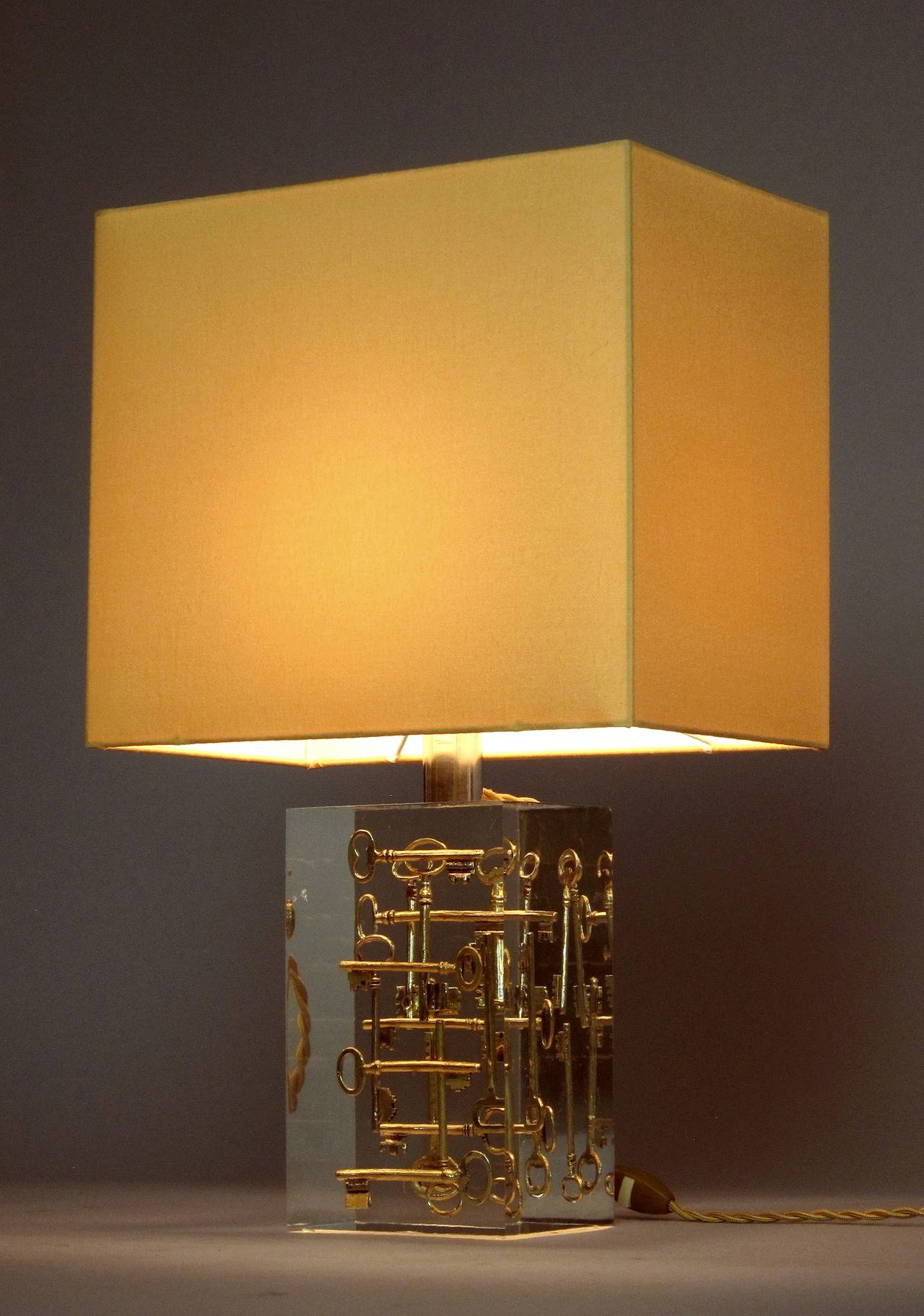 Brass keys molded in Lucite and a golden shade for a warm soft light, this
lamp sculpture was manufactured by Thierry Wintrebert in France, 1980s,
restored.
