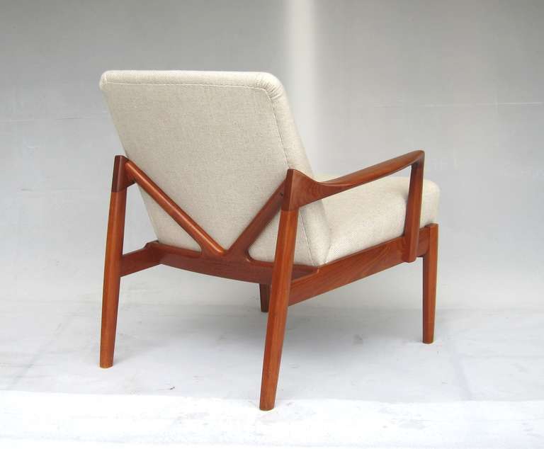 Comfortable and timeless elegant armchair with beautiful elaborated teak base, manufactured by France & Son Denmark, 1950's, reupholstered, natural linnen covered