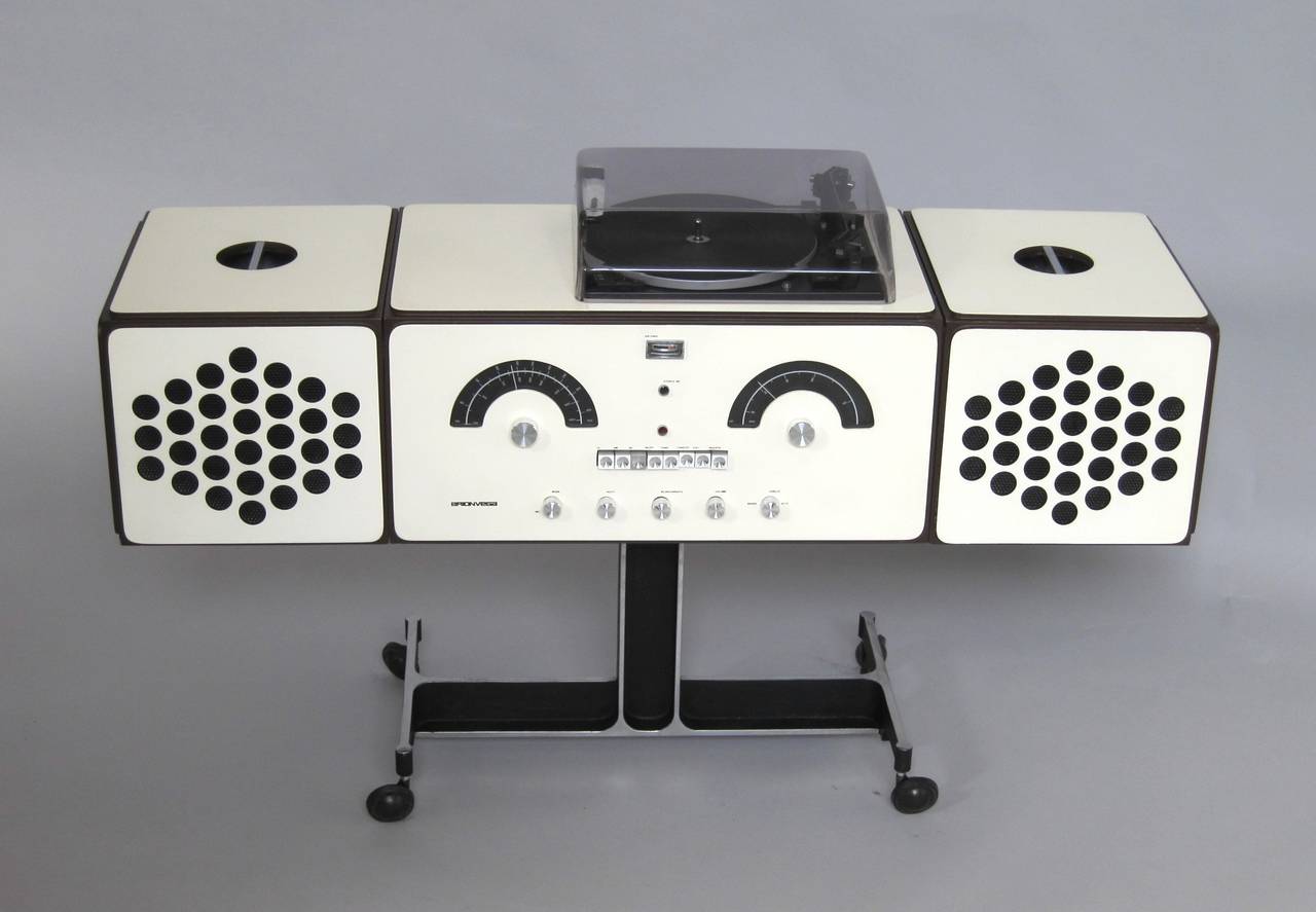 Italian Design Icon from 1965, fully working Stereo System designed by the Castiglioni Brothers. Aluminium Cast Base on Casters, Speakers removable,
Formica Surface
