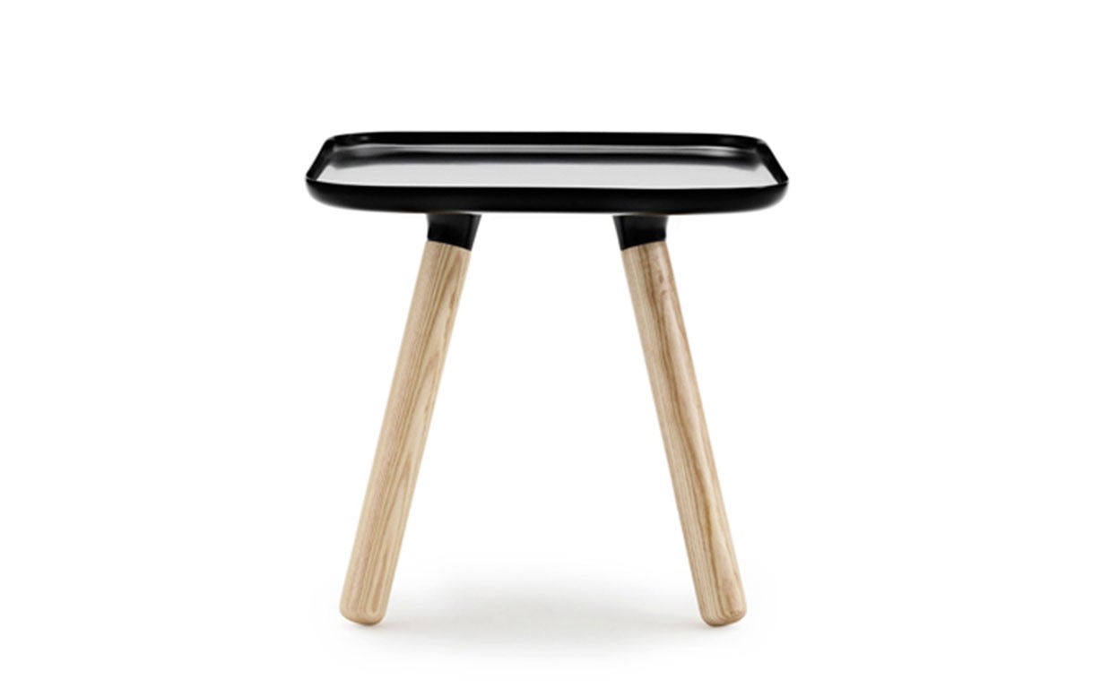 Matériau :
Plateau de table : Composite plastique 
Jambes : Bois de frêne

Taille et poids :
Hauteur 42 cm 
Longueur 45 cm 
Largeur 45 cm 
Poids 5,3 kg

Couleurs disponibles :
Noir
Blanc

Informations sur le produit :
Nettoyer avec un