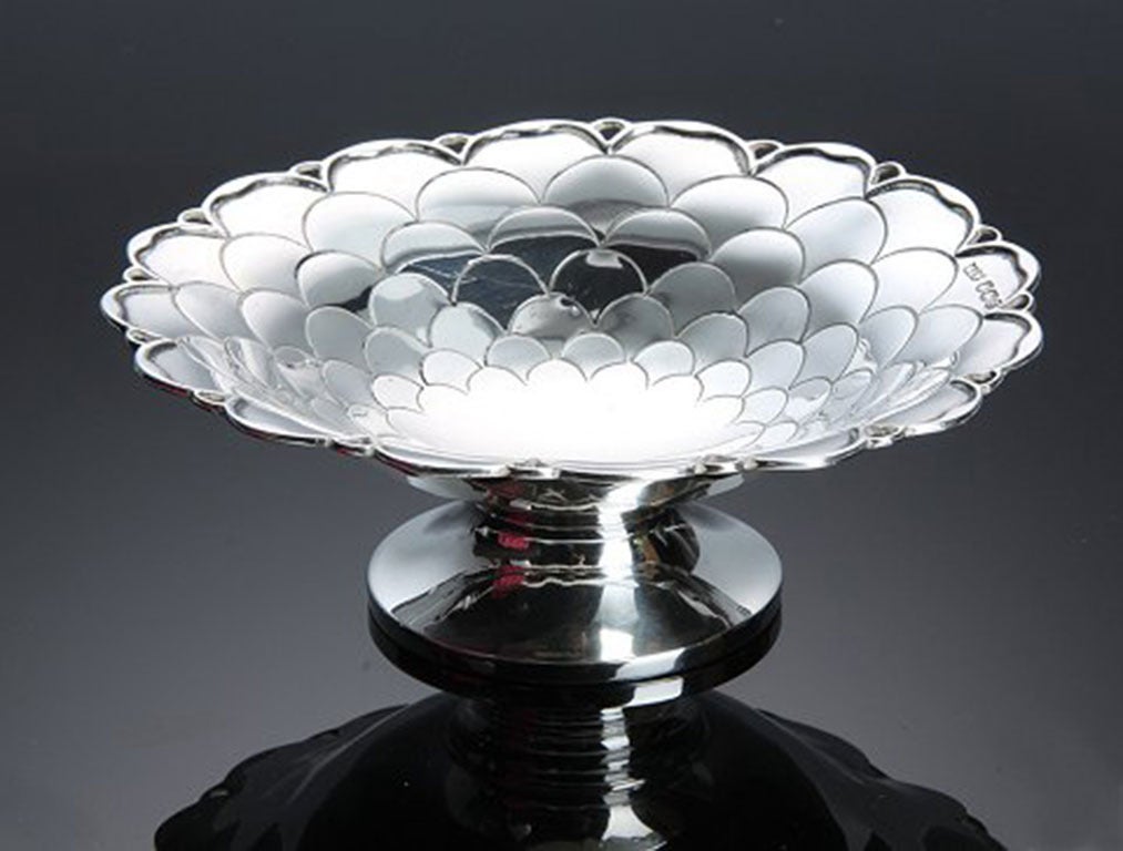 Mappin & Webb. Sterling silver bowl, the interior decorated with a stylized leaf motif, standing on shaped feet.
Made in Sheffield 1948-49. Stamped.
Measures: Height 5 cm., diameter of 12.8 cm. Weight: ca. 90.1 grams.
In perfect condition.