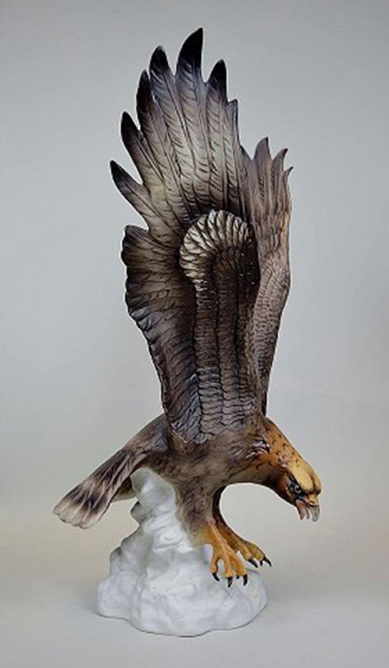 Grand et impressionnant aigle Royal Dux:: en porcelaine.