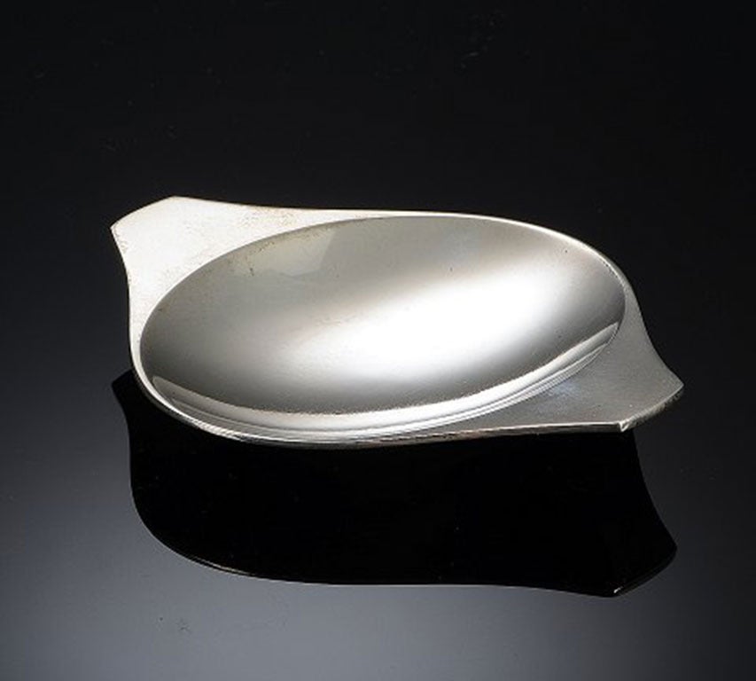 Georg Jensen dish in sterling silver, design: Henning Koppel.
Model: K11. Hallmarked. In perfect condition.
Measure: Length 10.5 cm, width 9.0 cm.