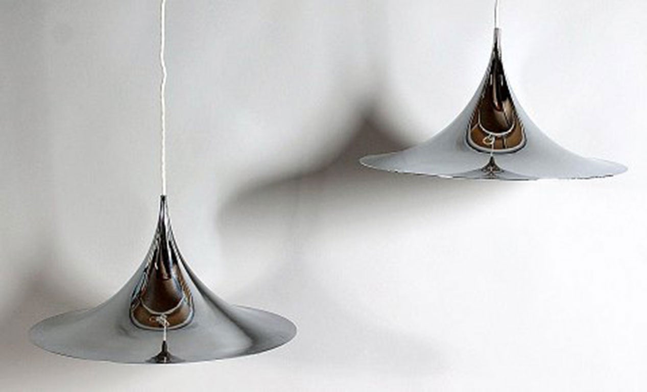 Une paire de lampes à trompette, Klaus Bonnerup & Torsten Thorup. De l'acier. Mesures : Diamètre 60 cm, hauteur 30 cm. Excellent état.