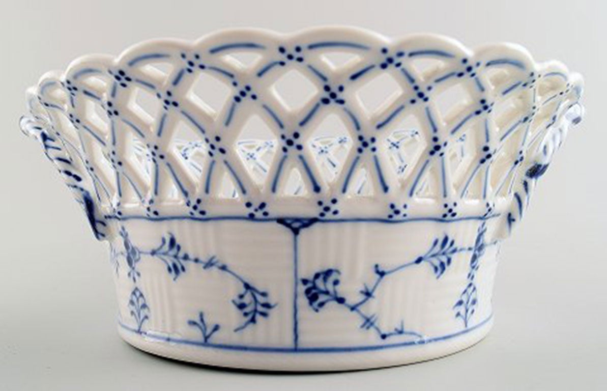 Royal Copenhagen blue fluted full lace fruit basket.
Number: 1/1052.
2. factory quality, in good condition.
Measures: 9 ½ cm. high. 24 cm. in diameter.
