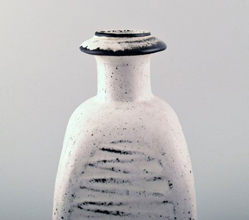 Kähler, HAK, glazed stoneware vase, 1930s.
Designed by Svend Hammershoi. Glaze in black and gray.
Measures: 24 cm high. Hallmarked. In perfect condition.
