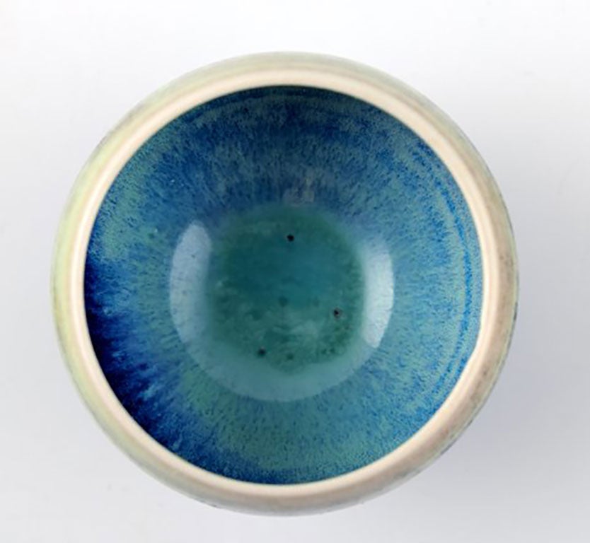 Berndt Friberg (1899-1981), Gustavsberg Studio.
Miniature bowl, glaze in shades of blue and green.
Measuring: 4 x 3 cm. In perfect condition.