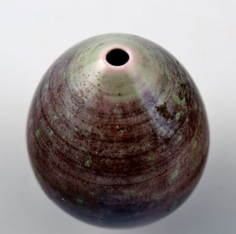Berndt Friberg, Studio pottery vase. Egg-shaped.
Unique, handmade.
Perfect condition. 1st. factory quality.
Measures 6.5 x 4.5 cm.