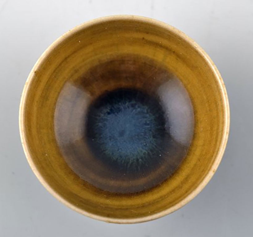 Berndt Friberg (1899-1981), Gustavsberg Studio.
Miniature bowl, glaze in shades of brown.
Measuring: 4 x 2.5 cm. In perfect condition.