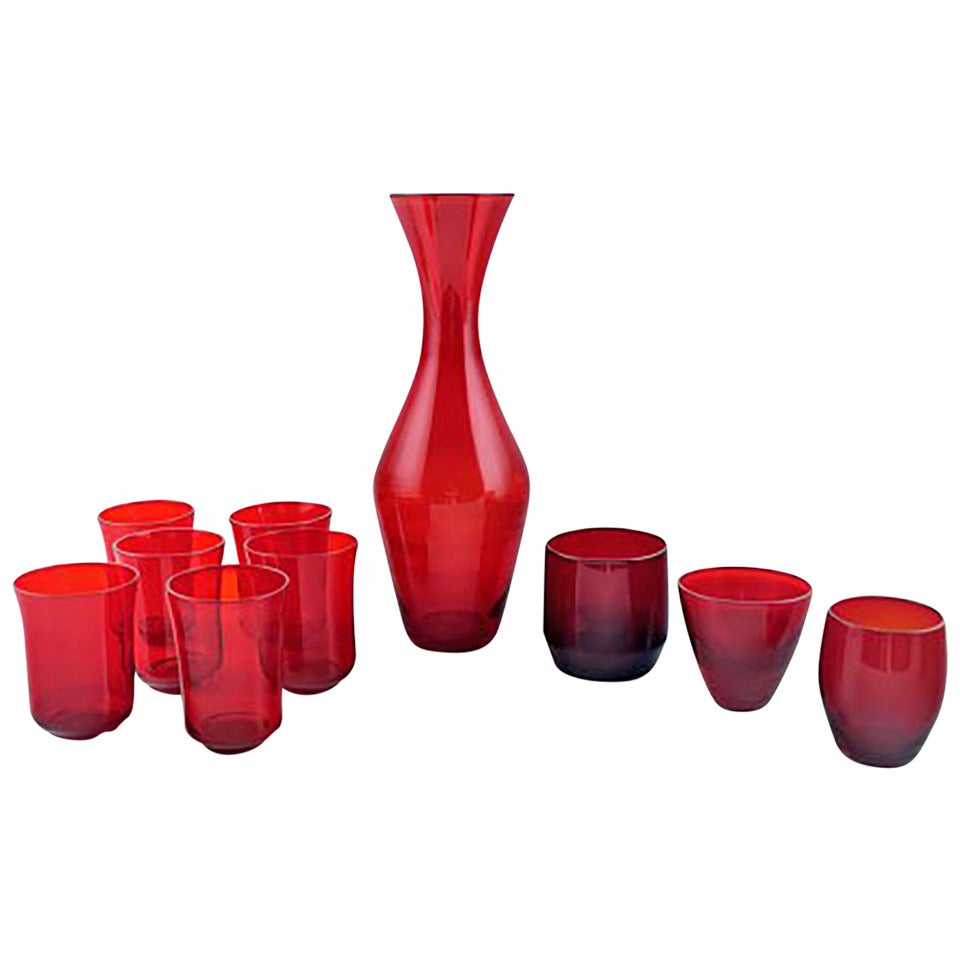 Rotes Kunstglas mit neun Getränkegläsern, Vodka-, Likörgläsern und Dekanter