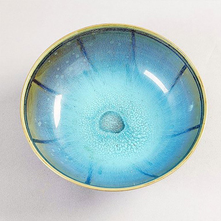Gustavsberg, Farsta, Wilhelm Kaage stoneware bowl, beautiful glaze. 1950s.
In perfect condition. Measures 22.5 x 8.5 cm. Hallmarked.