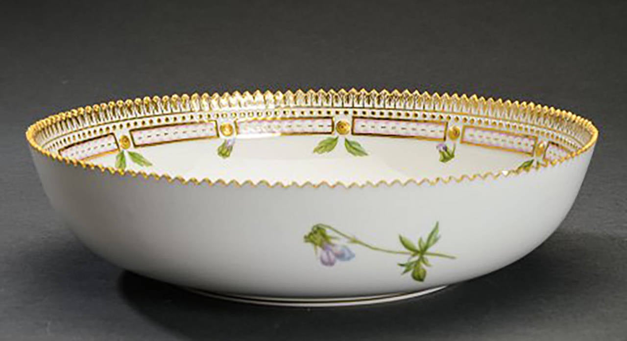 Royal Copenhagen Flora Danica large bowl.
Modelnumber 20/3504.
23 cm. in diameter. 6 cm. deep.
Latin name: Viola tricolor L
1. factory quality, perfect condition.