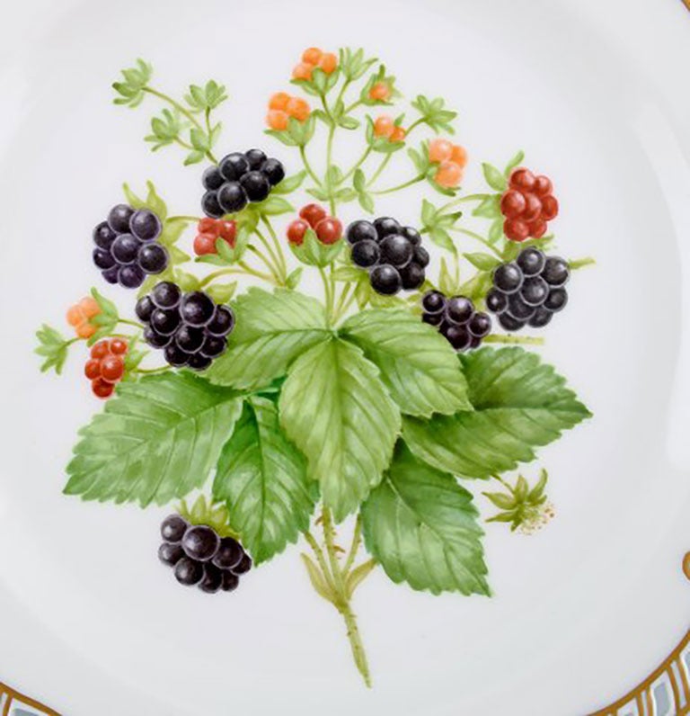 Royal Copenhagen Flora Danica pierced fruit plate decorated with blackberries.
# 429/3554. 23 cm. in diameter.
1. factory quality, in perfect condition.