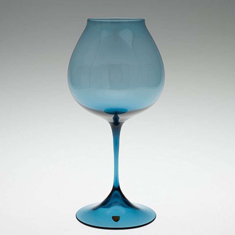 Nils Landberg, Orrefors, tulip glass. Blue-tinted glass. Label. Measures: 29 cm. high. In perfect condition.
