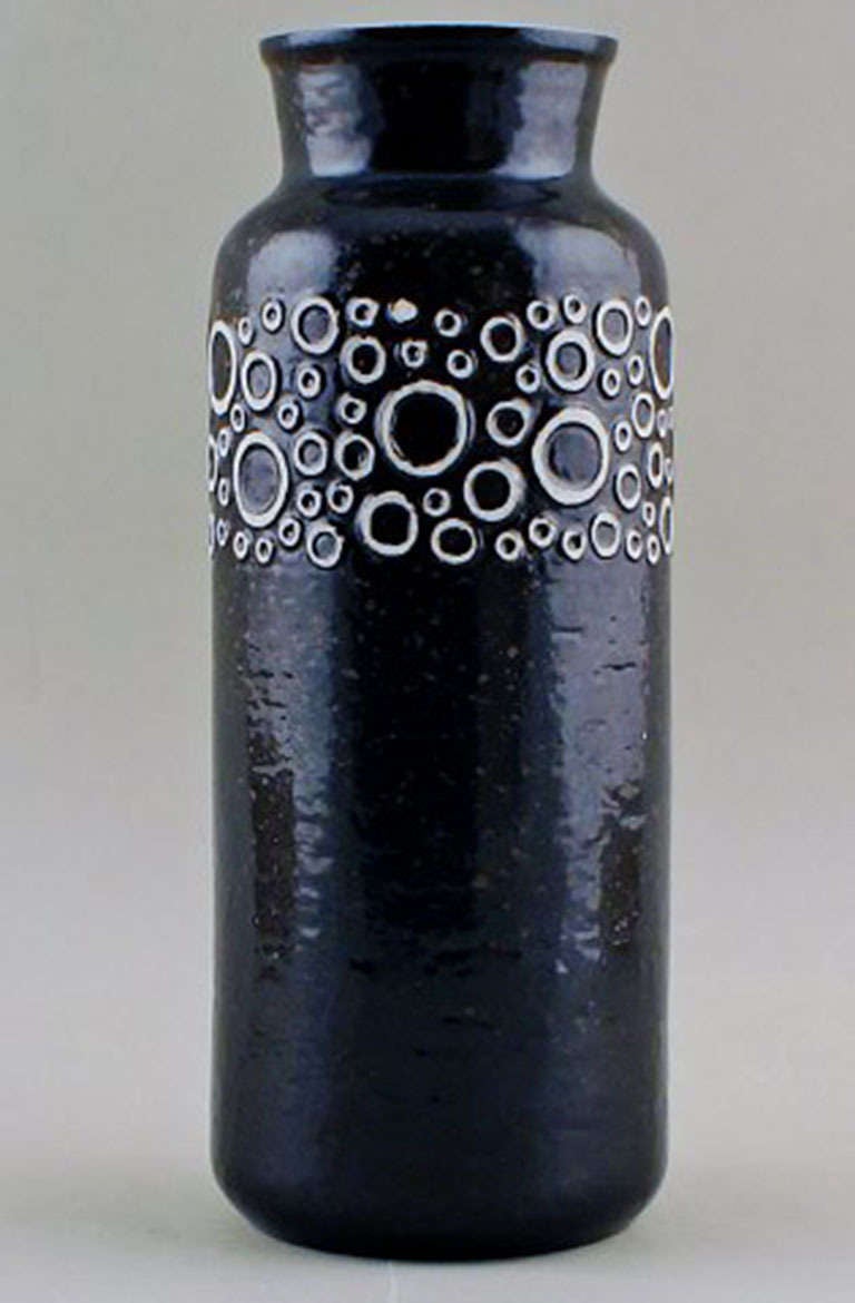 Gustavsberg, vase en céramique de Britt-Louise Sundell (née en 1928). En parfait état. Mesure : 25 cm de haut.