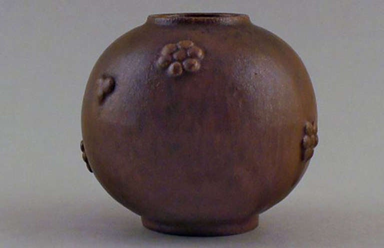 Arne Bang. Ceramic vase. Stamped AB 212. Beautiful glaze in brown nuances.
In good condition. Measures: Height 10 cm.